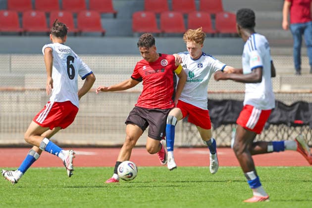 Fussball - DFB-Junioren-Pokal - SV Wehen Wiesbaden - Hamburger SV - 29.08.26, DARIS MEMOVIC (SVWW), HANNES MICHAEL TRAMPNAU (HSV), -