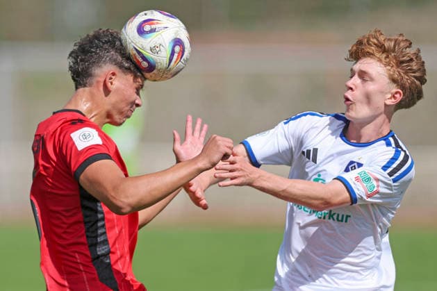 Fussball - DFB-Junioren-Pokal - SV Wehen Wiesbaden - Hamburger SV - 29.08.26, DARIS MEMOVIC (SVWW), HANNES MICHAEL TRAMPNAU (HSV), -