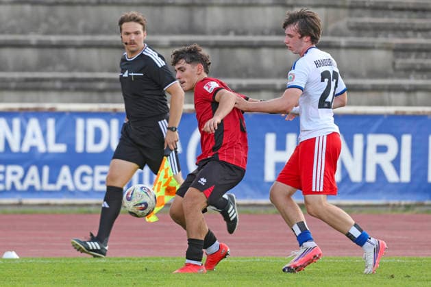 Fussball - DFB-Junioren-Pokal - SV Wehen Wiesbaden - Hamburger SV - 29.08.26, MOHAMED FELDER (SVWW), HENRIK BOMERS (HSV), -