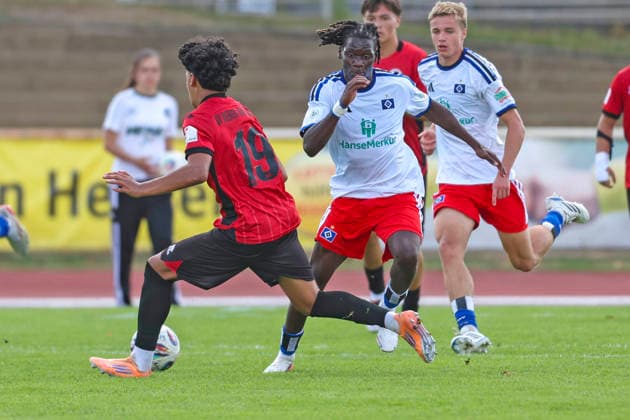Fussball - DFB-Junioren-Pokal - SV Wehen Wiesbaden - Hamburger SV - 29.08.26, WASSIM CHARRAD (SVWW), DAVID WURIE (HSV), -