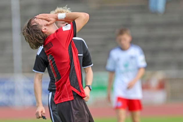 Fussball - DFB-Junioren-Pokal - SV Wehen Wiesbaden - Hamburger SV - 29.08.26, PIET SPANDAU (SVWW), -