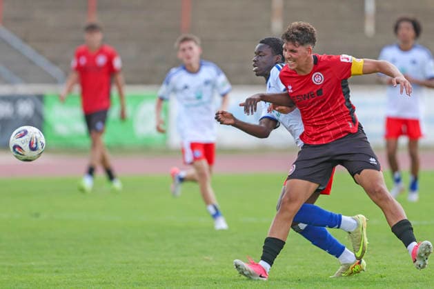 Fussball - DFB-Junioren-Pokal - SV Wehen Wiesbaden - Hamburger SV - 29.08.26, OLAMIDE MEDAIYESE (HSV), DARIS MEMOVIC (SVWW), -