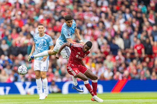Football - FA Premier League - Liverpool FC v Nottingham Forest FC LIVERPOOL, ENGLAND - Saturday, August 29, 2026: Liverpool s Alexander Isak (R) is challenged by Nottingham Forest s Jair Cunha during the FA Premier League match between Liverpool FC and Nottingham Forest FC at Anfield. (Photo by David Rawcliffe Propaganda) LIVERPOOL Anfield MERSEYSIDE ENGLAND  Copyright: xDavidxRawcliffex P2026-08-29-Liverpool_Nottingham_Forest-15