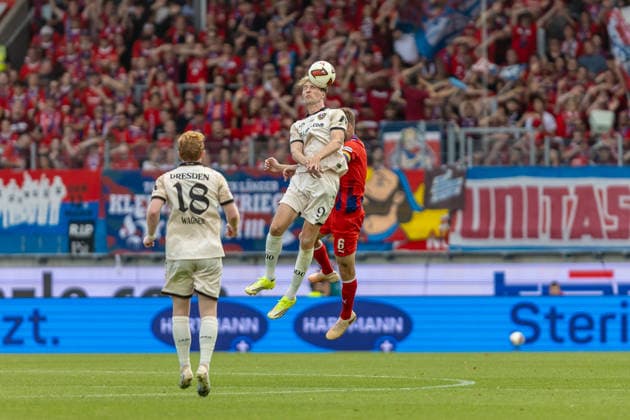 Kopfballduell Vincent Vermeij (SG Dynamo Dresden, 09) Patrick Mainka (1.FC Heidenheim, 06) Mimik davor Robert Wagner (SG Dynamo Dresden, 18), GER, 1.FC Heidenheim vs. SG Dynamo Dresden, Fussball, 2. Bundesliga, 03. Spieltag, Spielzeit 2026 2027, 29.08.2026, DFL DFB REGULATIONS PROHIBIT ANY USE OF PHOTOGRAPHS AS IMAGE SEQUENCES AND OR QUASI-VIDEO, GER, 1.FC Heidenheim vs. SG Dynamo Dresden, Fussball, 2. Bundesliga, 03. Spieltag, Spielzeit 2026 2027, 29.08.2026 Heidenheim *** Heading duel: Vincent Vermeij (SG Dynamo Dresden), 09 Patrick Mainka (1 FC Heidenheim), 06 Robert Wagner (SG Dynamo Dresden) making a facial expression, 18, GER, 1 FC Heidenheim vs. SG Dynamo Dresden, soccer, 2. Bundesliga, Matchday 3, 2026–2027 season, August 29, 2026, DFL and DFB regulations prohibit any use of photographs as image sequences and or quasi-video, GER, 1 FC Heidenheim vs. SG Dynamo Dresden, soccer, 2. Bundesliga, Matchday 3, 2026–2027 season, August 29, 2026, Heidenheim Copyright: xEibner-Pressefoto JanixPlessx EP_JPL