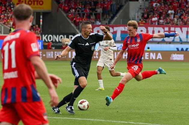 Mikkel Kaufmann 29 (1FC Heidenheim 1846) in Aktion, mit Referee Schiedsrichter Felix Bickel, 1. FC Heidenheim 1846 vs. SG Dynamo Dresden, Fussball, Maenner, 2. Bundesliga, Saison 2026 2027, Hinrunde, 3. Spieltag, 29.08.2026 DFB regulations prohibit any use of photographs as image sequences and or quasi-video Heidenheim Baden-Wuerttemberg Deutschland *** Mikkel Kaufmann 29 of 1. FC Heidenheim 1846 in action, with referee Felix Bickel, 1. FC Heidenheim 1846 vs. SG Dynamo Dresden, soccer, men, 2. Bundesliga, 2026–2027 season, First half of the season, Matchday 3, August 29, 2026. DFB regulations prohibit any use of photographs as image sequences and or quasi-video. Heidenheim, Baden-Württemberg, Germany Copyright: xkolbert-press MartinxAgüerax