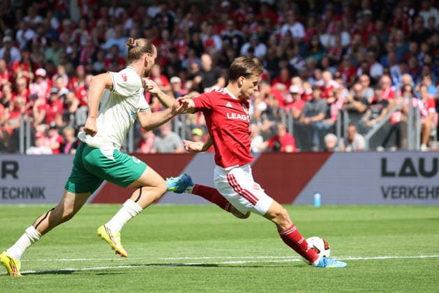 11 Moritz Hannemann (Energie Cottbus) beim Torschusss Fussball 2. Bundesliga 2026 2027 FC Energie Cottbus - SpVgg Greuther Fürth *** 11 Moritz Hannemann of Energie Cottbus taking a shot on goal in a 2026–2027 2. Bundesliga soccer match between FC Energie Cottbus and SpVgg Greuther Fürth