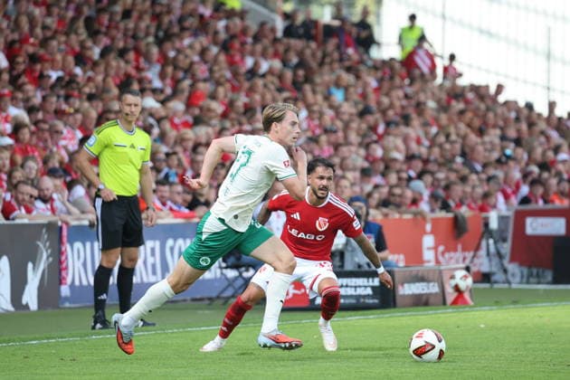 27 Luca Itter (Fürth, l.), 32 Leonardo Bittencourt (Energie Cottbus) Fussball 2. Bundesliga 2026 2027 FC Energie Cottbus - SpVgg Greuther Fürth *** 27 Luca Itter Fürth, l, 32 Leonardo Bittencourt Energie Cottbus Soccer 2. Bundesliga 2026–2027 FC Energie Cottbus SpVgg Greuther Fürth