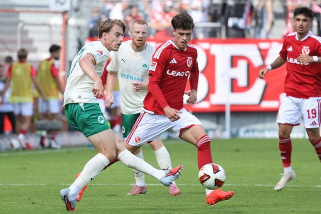27 Luca Itter (Fürth, l.), 21 Luca Erlein (Energie Cottbus) Fussball 2. Bundesliga 2026 2027 FC Energie Cottbus - SpVgg Greuther Fürth *** 27 Luca Itter Fürth, l, 21 Luca Erlein Energie Cottbus Soccer 2. Bundesliga 2026–2027 FC Energie Cottbus SpVgg Greuther Fürth