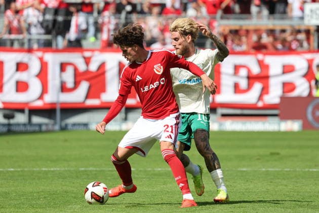 21 Luca Erlein (Energie Cottbus, l.), 10 Ole Pohlmann (Fürth) Fussball 2. Bundesliga 2026 2027 FC Energie Cottbus - SpVgg Greuther Fürth *** 21 Luca Erlein, Energie Cottbus, l, 10 Ole Pohlmann, Fürth Soccer, 2. Bundesliga 2026–2027, FC Energie Cottbus, SpVgg Greuther Fürth