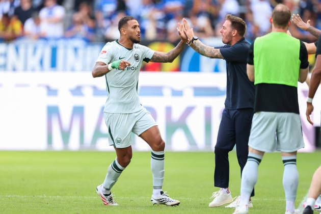 Vinicius Souza (VfL Wolfsburg, 05) jubelt mit seinem Coach Tobias Strobl (VfL Wolfsburg, Chef-Trainer) nach den Treffer zum 2:3, Karlsruher SC vs. VfL Wolfsburg, 2. Bundesliga, 3. Spieltag, 2026 2027, 29.08.2026, DFL REGULATIONS PROHIBIT ANY USE OF PHOTOGRAPHS AS IMAGE SEQUENCES AND OR QUASI-VIDEO, Karlsruher SC vs. VfL Wolfsburg, 2. Bundesliga, 3. Spieltag, 2026 2027, 29.08.2026 Karlsruhe *** Vinicius Souza of VfL Wolfsburg, 05, celebrates with his coach Tobias Strobl, VfL Wolfsburg s head coach, after scoring the goal that made it 2–3 in the match between Karlsruher SC and VfL Wolfsburg, 2. Bundesliga, Matchday 3, 2026–2027, August 29, 2026, DFL regulations prohibit any use of photographs as image sequences and or quasi-video. Karlsruher SC vs. VfL Wolfsburg, 2. Bundesliga, Matchday 3, 2026–2027, August 29, 2026, Karlsruhe Copyright: xEibner-Pressefoto JanxPrihodax EP_JPA