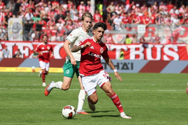 19 Jannis Boziaris (Energie Cottbus, vorn) verfolgt von 27 Luca Itter (Fürth) Fussball 2. Bundesliga 2026 2027 FC Energie Cottbus - SpVgg Greuther Fürth *** 19 Jannis Boziaris, Energie Cottbus, with 27 Luca Itter of Fürth in hot pursuit; Soccer, 2. Bundesliga, 2026–2027; FC Energie Cottbus vs. SpVgg Greuther Fürth