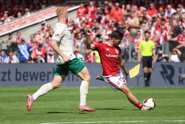13 Paul Will (Fürth, l.), 20 Axel Borgmann (Energie Cottbus) Fussball 2. Bundesliga 2026 2027 FC Energie Cottbus - SpVgg Greuther Fürth *** 13 Paul Will Fürth, l, 20 Axel Borgmann Energie Cottbus Soccer 2. Bundesliga 2026–2027 FC Energie Cottbus SpVgg Greuther Fürth
