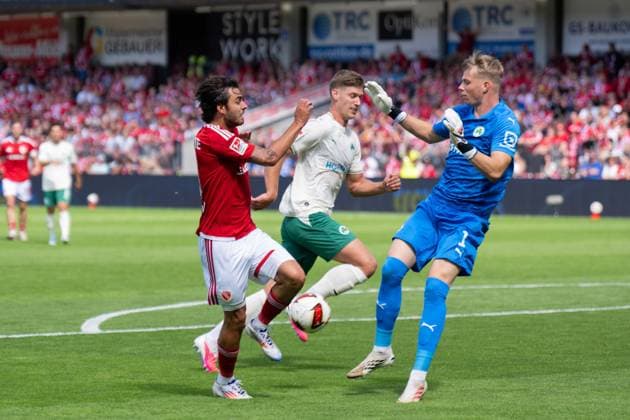 29.08.2026: Fußball: Energie Cottbus - SpVgg Greuther Fürth, 3. Spieltag der 2. Bundesliga im LEAG Energie Stadion. Lucas Copado (Energie Cottbus, 9) VS Florian Hellstern (SpVgg Greuther Furth, 1) WICHTIGER HINWEIS: Gemäß den Vorgaben der DFL und des DFB ist es untersagt, in dem Stadion und oder vom Spiel angefertigte Fotoaufnahmen in Form von Sequenzbildern und oder videoähnlichen Fotostrecken zu verwerten bzw. verwerten zu lassen. *** August 29, 2026: Energie Cottbus vs. SpVgg Greuther Fürth, Matchday 3 of the 2. Bundesliga at the LEAG Energie Stadium; Lucas Copado (Energie Cottbus), 9; Florian Hellstern (SpVgg Greuther Fürth), 1 IMPORTANT NOTICE: In accordance with the guidelines of the DFL and the DFB, it is prohibited to use or allow the use of photographs taken in the stadium and or during the game in the form of sequential images and or video-like photo series. Copyright: xJamesxZabelx