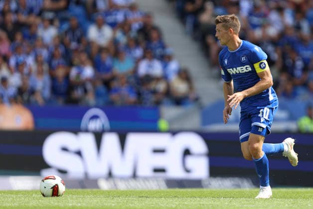 Marvin Wanitzek (Karlsruher SC) in Aktion, am Ball, Einzelaktion waehrend des Spiels der 2. Bundesliga zwischen Karlsruher SC und VfL Wolfsburg, BBBank Wildpark am 29. August 2026 in Karlsruhe, Deutschland. (Foto von Oliver Kaelke DeFodi Images) +++ Marvin Wanitzek (Karlsruher SC) controls the ball during the 2nd Bundesliga match between Karlsruher SC and VfL Wolfsburg at BBBank Wildpark on August 29, 2026 in Karlsruhe, Germany. (Photo by Oliver Kaelke DeFodi Images) DFB DFL REGULATIONS PROHIBIT ANY USE OF PHOTOGRAPHS AS IMAGE SEQUENCES AND OR QUASI-VIDEO. (Photo by Oliver Kaelke DeFodi Images) - *** Marvin Wanitzek of Karlsruher SC in action, on the ball, making a solo run during the 2. Bundesliga match between Karlsruher SC and VfL Wolfsburg, BBBank Wildpark on August 29, 2026, in Karlsruhe, Germany. Photo by Oliver Kaelke, DeFodi Images. Marvin Wanitzek of Karlsruher SC controls the ball during the 2. Bundesliga match between Karlsruher SC and VfL Wolfsburg at BBBank Wildpark on August 29, 2026 in Karlsruhe, Germany. Photo by Oliver Kaelke, DeFodi Images. DFB and DFL regulations prohibit any use of photographs as image sequences and or quasi-video. Photo by Oliver Kaelke, DeFodi Images.