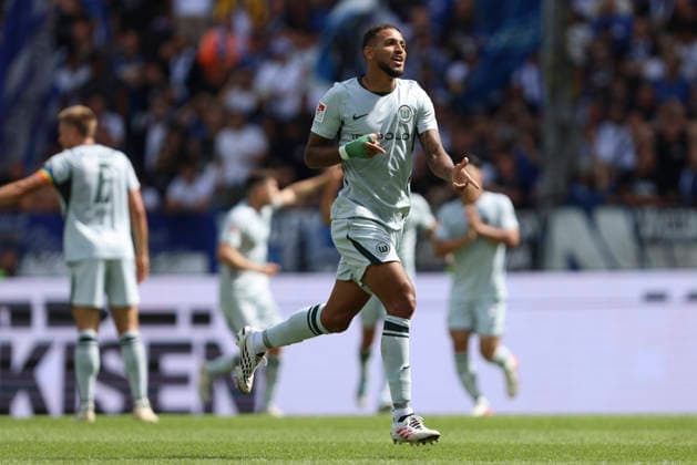 Vinicius Souza (VFL Wolfsburg) Torjubel, jubelt nach seinem Treffer zum 2:3 waehrend des Spiels der 2. Bundesliga zwischen Karlsruher SC und VfL Wolfsburg, BBBank Wildpark am 29. August 2026 in Karlsruhe, Deutschland. (Foto von Oliver Kaelke DeFodi Images) +++ Vinicius Souza (VFL Wolfsburg) celebrates after scoring his team s third goal during the 2nd Bundesliga match between Karlsruher SC and VfL Wolfsburg at BBBank Wildpark on August 29, 2026 in Karlsruhe, Germany. (Photo by Oliver Kaelke DeFodi Images) DFB DFL REGULATIONS PROHIBIT ANY USE OF PHOTOGRAPHS AS IMAGE SEQUENCES AND OR QUASI-VIDEO. (Photo by Oliver Kaelke DeFodi Images) - *** Vinicius Souza of VFL Wolfsburg celebrates his goal, making the score 2–3, during the 2. Bundesliga match between Karlsruher SC and VfL Wolfsburg, BBBank Wildpark on August 29, 2026, in Karlsruhe, Germany. Photo by Oliver Kaelke, DeFodi Images. Vinicius Souza of VFL Wolfsburg celebrates after scoring his team’s third goal during the 2. Bundesliga match between Karlsruher SC and VfL Wolfsburg at BBBank Wildpark on August 29, 2026 in Karlsruhe, Germany. Photo by Oliver Kaelke, DeFodi Images. DFB and DFL regulations prohibit any use of photographs as image sequences and or quasi-video. Photo by Oliver Kaelke, DeFodi Images.
