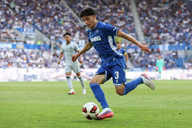 Deniz Ofli (Karlsruher SC) in Aktion, am Ball, Einzelaktion waehrend des Spiels der 2. Bundesliga zwischen Karlsruher SC und VfL Wolfsburg, BBBank Wildpark am 29. August 2026 in Karlsruhe, Deutschland. (Foto von Oliver Kaelke DeFodi Images) +++ Deniz Ofli (Karlsruher SC) controls the ball during the 2nd Bundesliga match between Karlsruher SC and VfL Wolfsburg at BBBank Wildpark on August 29, 2026 in Karlsruhe, Germany. (Photo by Oliver Kaelke DeFodi Images) DFB DFL REGULATIONS PROHIBIT ANY USE OF PHOTOGRAPHS AS IMAGE SEQUENCES AND OR QUASI-VIDEO. (Photo by Oliver Kaelke DeFodi Images) - *** Deniz Ofli of Karlsruher SC in action, on the ball, making a solo run during the 2. Bundesliga match between Karlsruher SC and VfL Wolfsburg, BBBank Wildpark on August 29, 2026, in Karlsruhe, Germany. Photo by Oliver Kaelke, DeFodi Images. Deniz Ofli of Karlsruher SC controls the ball during the 2nd Bundesliga match between Karlsruher SC and VfL Wolfsburg at BBBank Wildpark on August 29, 2026 in Karlsruhe, Germany. Photo by Oliver Kaelke, DeFodi Images. DFB and DFL regulations prohibit any use of photographs as image sequences and or quasi-video. Photo by Oliver Kaelke, DeFodi Images.
