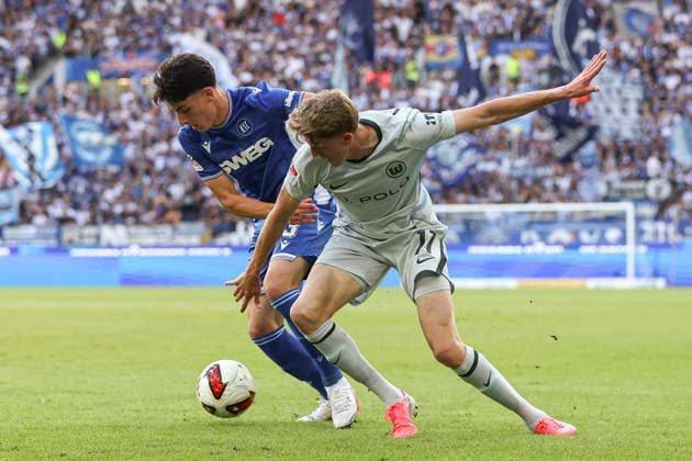 Deniz Ofli (Karlsruher SC) und Alexander Bernhardsson (VFL Wolfsburg) im Zweikampf waehrend des Spiels der 2. Bundesliga zwischen Karlsruher SC und VfL Wolfsburg, BBBank Wildpark am 29. August 2026 in Karlsruhe, Deutschland. (Foto von Oliver Kaelke DeFodi Images) +++ Deniz Ofli (Karlsruher SC) und Alexander Bernhardsson (VFL Wolfsburg) battle for the ball during the 2nd Bundesliga match between Karlsruher SC and VfL Wolfsburg at BBBank Wildpark on August 29, 2026 in Karlsruhe, Germany. (Photo by Oliver Kaelke DeFodi Images) DFB DFL REGULATIONS PROHIBIT ANY USE OF PHOTOGRAPHS AS IMAGE SEQUENCES AND OR QUASI-VIDEO. (Photo by Oliver Kaelke DeFodi Images) - *** Deniz Ofli of Karlsruher SC and Alexander Bernhardsson of VFL Wolfsburg battle for the ball during the 2. Bundesliga match between Karlsruher SC and VfL Wolfsburg, at BBBank Wildpark on August 29, 2026, in Karlsruhe, Germany. Photo by Oliver Kaelke, DeFodi Images. Deniz Ofli of Karlsruher SC and Alexander Bernhardsson of VfL Wolfsburg battle for the ball during the 2nd Bundesliga match between Karlsruher SC and VfL Wolfsburg at BBBank Wildpark on August 29, 2026 in Karlsruhe, Germany. Photo by Oliver Kaelke, DeFodi Images. DFB and DFL regulations prohibit any use of photographs as image sequences and or quasi-video. Photo by Oliver Kaelke, DeFodi Images.