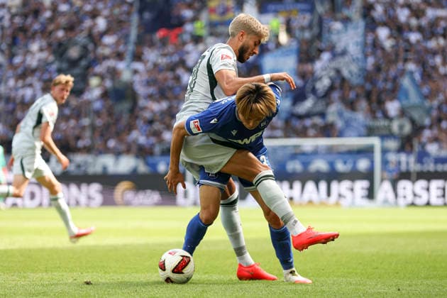 Muhammed Damar (VFL Wolfsburg) und Shio Fukuda (Karlsruher SC) im Zweikampf waehrend des Spiels der 2. Bundesliga zwischen Karlsruher SC und VfL Wolfsburg, BBBank Wildpark am 29. August 2026 in Karlsruhe, Deutschland. (Foto von Oliver Kaelke DeFodi Images) +++ Muhammed Damar (VFL Wolfsburg) und Shio Fukuda (Karlsruher SC) battle for the ball during the 2nd Bundesliga match between Karlsruher SC and VfL Wolfsburg at BBBank Wildpark on August 29, 2026 in Karlsruhe, Germany. (Photo by Oliver Kaelke DeFodi Images) DFB DFL REGULATIONS PROHIBIT ANY USE OF PHOTOGRAPHS AS IMAGE SEQUENCES AND OR QUASI-VIDEO. (Photo by Oliver Kaelke DeFodi Images) - *** Muhammed Damar of VFL Wolfsburg and Shio Fukuda of Karlsruher SC battle for the ball during the 2. Bundesliga match between Karlsruher SC and VfL Wolfsburg at BBBank Wildpark on August 29, 2026, in Karlsruhe, Germany. Photo by Oliver Kaelke, DeFodi Images. Muhammed Damar of VFL Wolfsburg and Shio Fukuda of Karlsruher SC battle for the ball during the 2nd Bundesliga match between Karlsruher SC and VfL Wolfsburg at BBBank Wildpark on August 29, 2026 in Karlsruhe, Germany. Photo by Oliver Kaelke, DeFodi Images. DFB and DFL regulations prohibit any use of photographs as image sequences and or quasi-video. Photo by Oliver Kaelke, DeFodi Images.