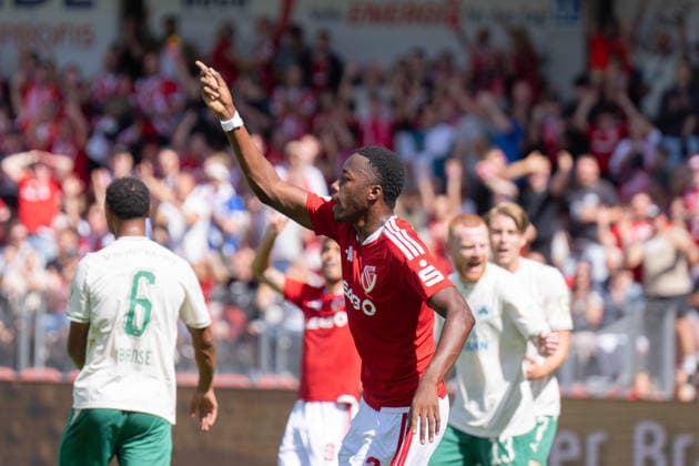 29.08.2026: Fußball: Energie Cottbus - SpVgg Greuther Fürth, 3. Spieltag der 2. Bundesliga im LEAG Energie Stadion. Beschwerde King Manu (Energie Cottbus, 2) nach nicht gegebenem Abseitstor für Energie Cottbus WICHTIGER HINWEIS: Gemäß den Vorgaben der DFL und des DFB ist es untersagt, in dem Stadion und oder vom Spiel angefertigte Fotoaufnahmen in Form von Sequenzbildern und oder videoähnlichen Fotostrecken zu verwerten bzw. verwerten zu lassen. *** August 29, 2026: Soccer – Energie Cottbus vs. SpVgg Greuther Fürth, Matchday 3 of the 2. Bundesliga at the LEAG Energie Stadium. Complaint by King Manu of Energie Cottbus, 2 following a disallowed offside goal for Energie Cottbus IMPORTANT NOTICE: In accordance with DFL and DFB regulations, it is prohibited to use or allow the use of photographs taken in the stadium and or during the match in the form of image sequences and or video-like photo series. Copyright: xJamesxZabelx