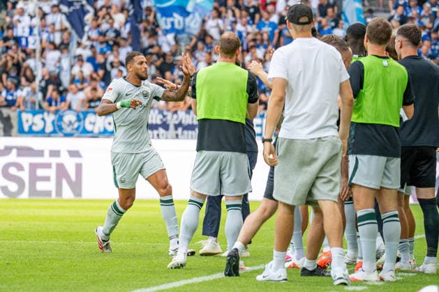 29.08.2026, xdaymx, Fussball 2.Bundesliga, Karlsruher SC - VfL Wolfsburg. Vini Souza (VFL Wolfsburg) mit der 2:3 Führung für den VFL Wolfsburg in der Nachspielzeit der ersten Halbzeit, jubelt mit der Bank. (DFL DFB REGULATIONS PROHIBIT ANY USE OF PHOTOGRAPHS as IMAGE SEQUENCES and or QUASI-VIDEO) Karlsruhe *** August 29, 2026, xdaymx, Soccer 2. Bundesliga, Karlsruher SC vs. VfL Wolfsburg, Vini Souza gives VfL Wolfsburg a 2-3 lead in stoppage time of the first half, celebrates with the bench. DFL and DFB regulations prohibit any use of photographs as image sequences and or quasi-video. Karlsruhe