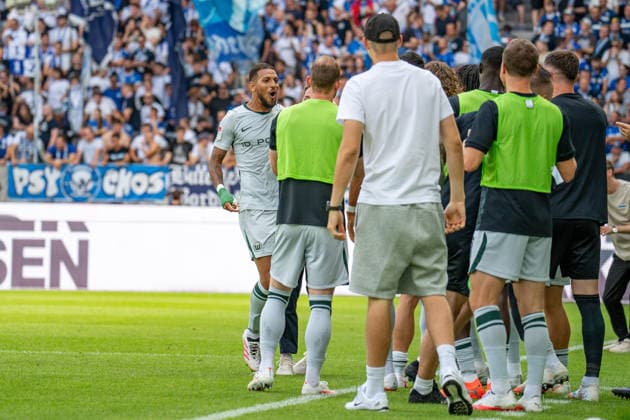 29.08.2026, xdaymx, Fussball 2.Bundesliga, Karlsruher SC - VfL Wolfsburg. Vini Souza (VFL Wolfsburg) mit der 2:3 Führung für den VFL Wolfsburg in der Nachspielzeit der ersten Halbzeit, jubelt mit der Bank. (DFL DFB REGULATIONS PROHIBIT ANY USE OF PHOTOGRAPHS as IMAGE SEQUENCES and or QUASI-VIDEO) Karlsruhe *** August 29, 2026, xdaymx, Soccer 2. Bundesliga, Karlsruher SC vs. VfL Wolfsburg, Vini Souza gives VfL Wolfsburg a 2-3 lead in stoppage time of the first half, celebrates with the bench. DFL and DFB regulations prohibit any use of photographs as image sequences and or quasi-video. Karlsruhe