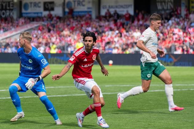 29.08.2026: Fußball: Energie Cottbus - SpVgg Greuther Fürth, 3. Spieltag der 2. Bundesliga im LEAG Energie Stadion. Lucas Copado (Energie Cottbus, 9) VS Florian Hellstern (SpVgg Greuther Furth, 1) WICHTIGER HINWEIS: Gemäß den Vorgaben der DFL und des DFB ist es untersagt, in dem Stadion und oder vom Spiel angefertigte Fotoaufnahmen in Form von Sequenzbildern und oder videoähnlichen Fotostrecken zu verwerten bzw. verwerten zu lassen. *** August 29, 2026: Energie Cottbus vs. SpVgg Greuther Fürth, Matchday 3 of the 2. Bundesliga at the LEAG Energie Stadium. Lucas Copado (Energie Cottbus), 9 VS Florian Hellstern (SpVgg Greuther Fürth), 1 IMPORTANT NOTICE: In accordance with the regulations of the DFL and the DFB, it is prohibited to use or allow the use of photographs taken in the stadium and or during the game in the form of sequential images and or video-like photo series. Copyright: xJamesxZabelx