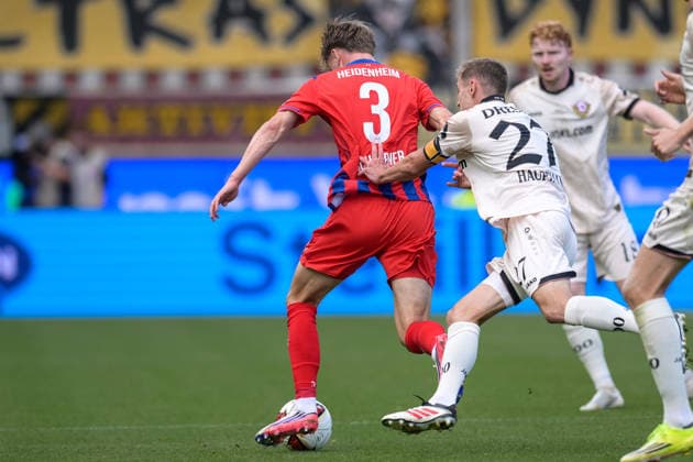 Fußball, 2. Bundesliga, 20260829, 1. FC Heidenheim - SG Dynamo Dresden. Im Bild v.l. Jan SCHÖPPNER (Heidenheim, 3), Niklas HAUPTMANN (Dresden, 27). Heidenheim Voith-Arena Baden-Württemberg Deutschland *** Soccer, 2. Bundesliga, 20260829, 1. FC Heidenheim vs. SG Dynamo Dresden. Pictured, from left: Jan SCHÖPPNER (Heidenheim, 3), Niklas HAUPTMANN (Dresden, 27). Heidenheim Voith Arena, Baden-Württemberg, Germany Copyright: Passion2Press MarkusxFischerx