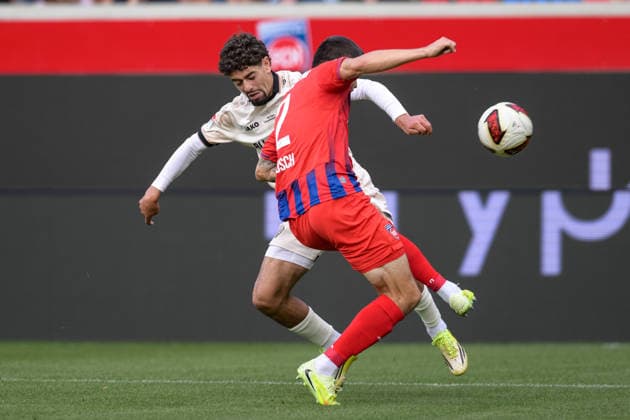 Fußball, 2. Bundesliga, 20260829, 1. FC Heidenheim - SG Dynamo Dresden. Im Bild v.l. Ben BOBZIEN (Dresden, 20), Marnon BUSCH (Heidenheim, 2) Zweikampf Ball. Heidenheim Voith-Arena Baden-Württemberg Deutschland *** Soccer, 2. Bundesliga, 20260829, 1. FC Heidenheim vs. SG Dynamo Dresden. Pictured, from left: Ben BOBZIEN (Dresden), 20; Marnon BUSCH (Heidenheim), 2. Tackle for the ball at the Voith Arena in Heidenheim, Baden-Württemberg, Germany Copyright: Passion2Press MarkusxFischerx