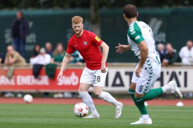 v.li.: Lasse von Boetticher (HSC Hannover, 28) am Ball, Einzelbild, Ganzkörper, Aktion, Action, Spielszene, 29.08.2026, Bremen (Deutschland), Fussball, Regionalliga Nord, SV Werder Bremen II - HSC Hannover