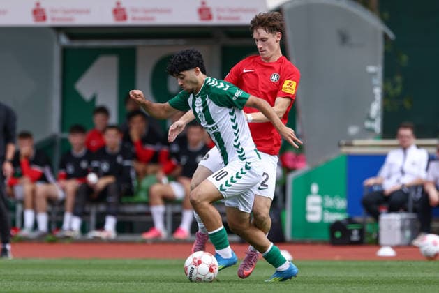 v.li.: Darwin Kaan Soylu (SV Werder Bremen II, 10) und Lukas Schorler (HSC Hannover, 2) im Zweikampf, Duell, Dynamik, Aktion, Action, Spielszene, 29.08.2026, Bremen (Deutschland), Fussball, Regionalliga Nord, SV Werder Bremen II - HSC Hannover