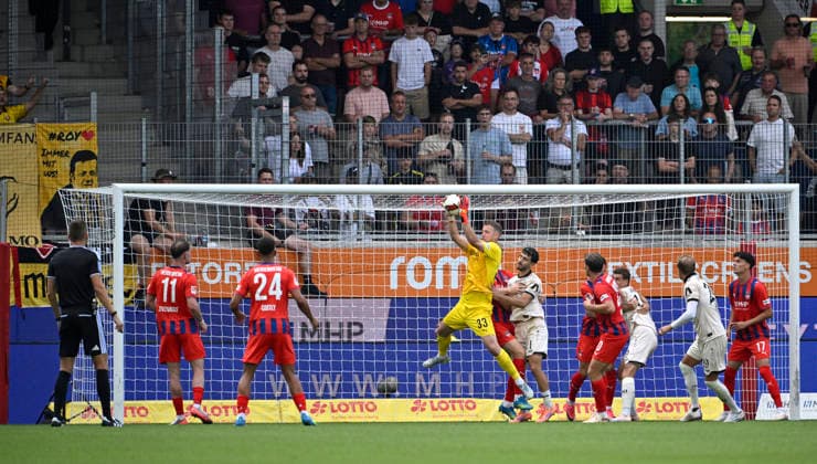 Strafraumszene, Torraumszene Torwart Thomas Daehne 1. FC Heidenheim 1846 FCH (33) Aktion 1. FC Heidenheim 1846 FCH vs SG Dynamo Dresden SGD 29.08.2026 DFL REGULATIONS PROHIBIT ANY USE OF PHOTOGRAPHS AS IMAGE SEQUENCES AND OR QUASI-VIDEO 1. FC Heidenheim 1846 FCH vs SG Dynamo Dresden SGD *** Penalty area scene, Goalmouth scene: Goalie Thomas Daehne, 1 FC Heidenheim 1846 (FCH) 33, Action: 1 FC Heidenheim 1846 (FCH) vs. SG Dynamo Dresden (SGD), August 29, 2026. DFL regulations prohibit any use of photographs AS IMAGE SEQUENCES AND OR QUASI-VIDEO 1 FC Heidenheim 1846 FCH vs. SG Dynamo Dresden SGD