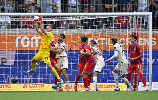 Strafraumszene, Torraumszene Torwart Thomas Daehne 1. FC Heidenheim 1846 FCH (33) Aktion 1. FC Heidenheim 1846 FCH vs SG Dynamo Dresden SGD 29.08.2026 DFL REGULATIONS PROHIBIT ANY USE OF PHOTOGRAPHS AS IMAGE SEQUENCES AND OR QUASI-VIDEO 1. FC Heidenheim 1846 FCH vs SG Dynamo Dresden SGD *** Penalty area scene, Goalmouth scene: Goalie Thomas Daehne, 1 FC Heidenheim 1846 (FCH) 33, Action: 1 FC Heidenheim 1846 (FCH) vs. SG Dynamo Dresden (SGD), August 29, 2026. DFL regulations prohibit any use of photographs AS IMAGE SEQUENCES AND OR QUASI-VIDEO 1 FC Heidenheim 1846 FCH vs. SG Dynamo Dresden SGD