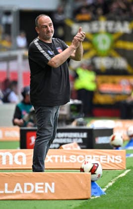 Trainer Coach Frank Schmidt 1. FC Heidenheim 1846 FCH am Spielfeldrand klatscht aufmunternd in die Haende, Beifall 1. FC Heidenheim 1846 FCH vs SG Dynamo Dresden SGD 29.08.2026 DFL REGULATIONS PROHIBIT ANY USE OF PHOTOGRAPHS AS IMAGE SEQUENCES AND OR QUASI-VIDEO 1. FC Heidenheim 1846 FCH vs SG Dynamo Dresden SGD *** Head Coach Frank Schmidt of 1 FC Heidenheim 1846 (FCH) claps encouragingly from the sidelines, Applause: 1 FC Heidenheim 1846 (FCH) vs. SG Dynamo Dresden (SGD), August 29, 2026. DFL regulations prohibit any use of photographs as image sequences and or quasi-video. 1 FC Heidenheim 1846 FCH vs. SG Dynamo Dresden SGD