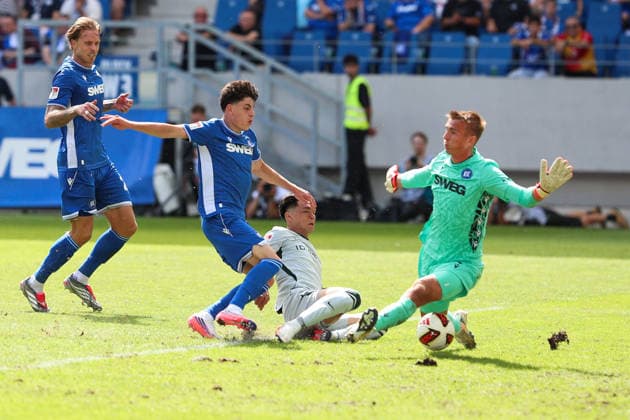 Wolfsburg mit der Chance auf das 2:4 durch Kento Shiogai (VfL Wolfsburg, 07) Hans Christian Bernat (Karlsruher SC, Torwart 01) und Deniz Ofli (Karlsruher SC, 03) Marcel Franke (Karlsruher SC, 28) verhindern es, Karlsruher SC vs. VfL Wolfsburg, 2. Bundesliga, 3. Spieltag, 2026 2027, 29.08.2026, DFL REGULATIONS PROHIBIT ANY USE OF PHOTOGRAPHS AS IMAGE SEQUENCES AND OR QUASI-VIDEO, Karlsruher SC vs. VfL Wolfsburg, 2. Bundesliga, 3. Spieltag, 2026 2027, 29.08.2026 Karlsruhe *** Wolfsburg Has a Chance to Make It 2-4 Thanks to Kento Shiogai (VfL Wolfsburg), 07 Hans Christian Bernat, Karlsruher SC, Goalkeeper 01, and Deniz Ofli, Karlsruher SC, 03, Marcel Franke, Karlsruher SC, 28, prevent it, Karlsruher SC vs. VfL Wolfsburg, 2. Bundesliga, Matchday 3, 2026–2027, August 29, 2026, DFL regulations prohibit any use of photographs as image sequences and or quasi-video, Karlsruher SC vs. VfL Wolfsburg, 2. Bundesliga, Matchday 3, 2026–2027, August 29, 2026, Karlsruhe Copyright: xEibner-Pressefoto JanxPrihodax EP_JPA