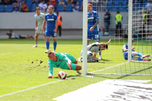 Hans Christian Bernat (Karlsruher SC, Torwart 01) vereitelt die Chance von Kento Shiogai (VfL Wolfsburg, 07), Karlsruher SC vs. VfL Wolfsburg, 2. Bundesliga, 3. Spieltag, 2026 2027, 29.08.2026, DFL REGULATIONS PROHIBIT ANY USE OF PHOTOGRAPHS AS IMAGE SEQUENCES AND OR QUASI-VIDEO, Karlsruher SC vs. VfL Wolfsburg, 2. Bundesliga, 3. Spieltag, 2026 2027, 29.08.2026 Karlsruhe *** Hans Christian Bernat (Karlsruher SC, goalkeeper 01) stops a shot by Kento Shiogai (VfL Wolfsburg, 07), Karlsruher SC vs. VfL Wolfsburg, 2. Bundesliga, Matchday 3, 2026–2027, August 29, 2026, DFL regulations prohibit any use of photographs as image sequences and or quasi-video, Karlsruher SC vs. VfL Wolfsburg, 2. Bundesliga, Matchday 3, 2026–2027, August 29, 2026, Karlsruhe Copyright: xEibner-Pressefoto JanxPrihodax EP_JPA