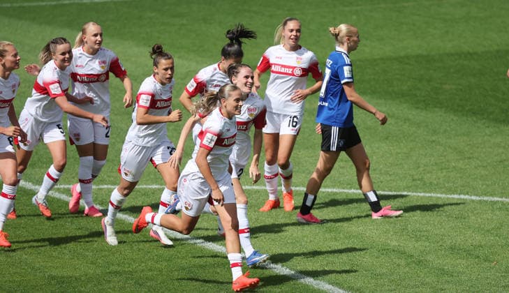 Stuttgart , Google Pixel Frauen-Bundesliga VfB Stuttgart vs. Hamburger SV , Jubel VfB , vorne: Dafina Redzepi ( VfB ) *** Stuttgart, Google Pixel Women s Bundesliga: VfB Stuttgart vs. Hamburger SV, VfB celebrates, with Dafina Redzepi of VfB in the foreground
