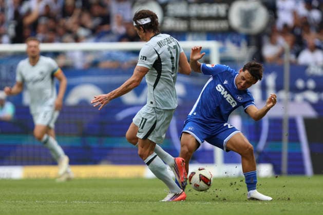 Fabian Reese (VFL Wolfsburg) und Danyal Zor (Karlsruher SC) im Zweikampf waehrend des Spiels der 2. Bundesliga zwischen Karlsruher SC und VfL Wolfsburg, BBBank Wildpark am 29. August 2026 in Karlsruhe, Deutschland. (Foto von Oliver Kaelke DeFodi Images) +++ Fabian Reese (VFL Wolfsburg) und Danyal Zor (Karlsruher SC) battle for the ball during the 2nd Bundesliga match between Karlsruher SC and VfL Wolfsburg at BBBank Wildpark on August 29, 2026 in Karlsruhe, Germany. (Photo by Oliver Kaelke DeFodi Images) DFB DFL REGULATIONS PROHIBIT ANY USE OF PHOTOGRAPHS AS IMAGE SEQUENCES AND OR QUASI-VIDEO. (Photo by Oliver Kaelke DeFodi Images) - *** Fabian Reese of VFL Wolfsburg and Danyal Zor of Karlsruher SC battle for the ball during the 2. Bundesliga match between Karlsruher SC and VfL Wolfsburg at BBBank Wildpark on August 29, 2026, in Karlsruhe, Germany. Photo by Oliver Kaelke, DeFodi Images. Fabian Reese of VFL Wolfsburg and Danyal Zor of Karlsruher SC battle for the ball during the 2. Bundesliga match between Karlsruher SC and VfL Wolfsburg at BBBank Wildpark on August 29, 2026 in Karlsruhe, Germany Photo by Oliver Kaelke, DeFodi Images DFB and DFL regulations prohibit any use of photographs as image sequences and or quasi-video. Photo by Oliver Kaelke, DeFodi Images