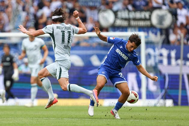 Fabian Reese (VFL Wolfsburg) und Danyal Zor (Karlsruher SC) im Zweikampf waehrend des Spiels der 2. Bundesliga zwischen Karlsruher SC und VfL Wolfsburg, BBBank Wildpark am 29. August 2026 in Karlsruhe, Deutschland. (Foto von Oliver Kaelke DeFodi Images) +++ Fabian Reese (VFL Wolfsburg) und Danyal Zor (Karlsruher SC) battle for the ball during the 2nd Bundesliga match between Karlsruher SC and VfL Wolfsburg at BBBank Wildpark on August 29, 2026 in Karlsruhe, Germany. (Photo by Oliver Kaelke DeFodi Images) DFB DFL REGULATIONS PROHIBIT ANY USE OF PHOTOGRAPHS AS IMAGE SEQUENCES AND OR QUASI-VIDEO. (Photo by Oliver Kaelke DeFodi Images) - *** Fabian Reese of VFL Wolfsburg and Danyal Zor of Karlsruher SC go head-to-head during the 2. Bundesliga match between Karlsruher SC and VfL Wolfsburg at BBBank Wildpark on August 29, 2026, in Karlsruhe, Germany. Photo by Oliver Kaelke, DeFodi Images. Fabian Reese of VFL Wolfsburg and Danyal Zor of Karlsruher SC battle for the ball during the 2. Bundesliga match between Karlsruher SC and VfL Wolfsburg at BBBank Wildpark on August 29, 2026 in Karlsruhe, Germany. Photo by Oliver Kaelke, DeFodi Images. DFB and DFL regulations prohibit any use of photographs as image sequences and or quasi-video. Photo by Oliver Kaelke, DeFodi Images.