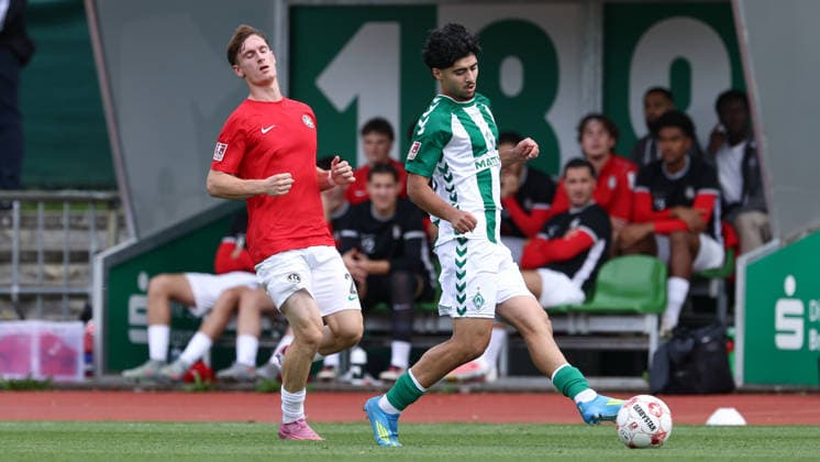 v.li.: Lukas Schorler (HSC Hannover, 2) und Darwin Kaan Soylu (SV Werder Bremen II, 10) im Zweikampf, Duell, Dynamik, Aktion, Action, Spielszene, 29.08.2026, Bremen (Deutschland), Fussball, Regionalliga Nord, SV Werder Bremen II - HSC Hannover
