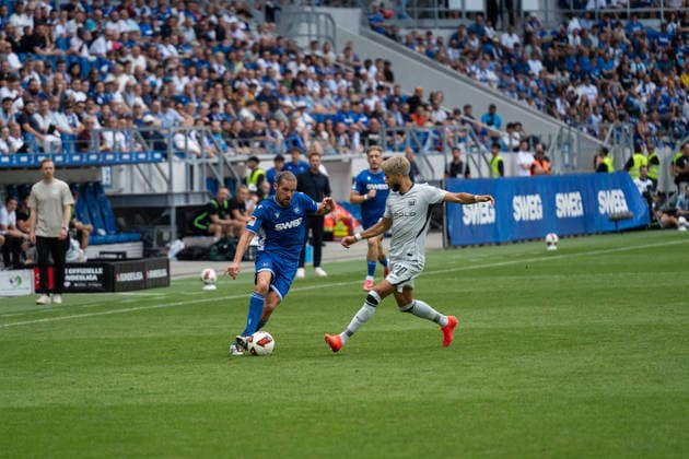 29.08.2026, xjyhynx, Fussball 2.Bundesliga, Karlsruher SC - VfL Wolfsburg v.l., Sebastian Jung (2, Karlsruher SC) im Zweikampf mit Muhammed Damar (20, VfL Wolfsburg) (DFL DFB REGULATIONS PROHIBIT ANY USE OF PHOTOGRAPHS as IMAGE SEQUENCES and or QUASI-VIDEO) Karlsruhe *** August 29, 2026, xjyhynx, Soccer, 2. Bundesliga, Karlsruher SC vs. VfL Wolfsburg, Sebastian Jung 2, Karlsruher SC in a tackle with Muhammed Damar 20, VfL Wolfsburg DFL DFB REGULATIONS PROHIBIT ANY USE OF PHOTOGRAPHS as IMAGE SEQUENCES and or QUASI-VIDEO Karlsruhe