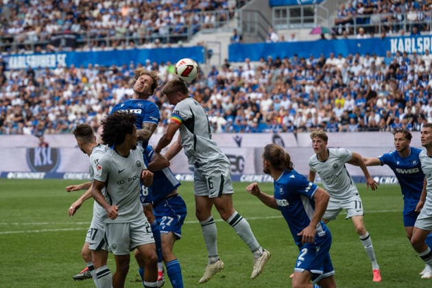 29.08.2026, xjyhynx, Fussball 2.Bundesliga, Karlsruher SC - VfL Wolfsburg v.l., Marcel Franke (28, Karlsruher SC) im Kopfballduell mit Hauke Wahl (6, VfL Wolfsburg) (DFL DFB REGULATIONS PROHIBIT ANY USE OF PHOTOGRAPHS as IMAGE SEQUENCES and or QUASI-VIDEO) Karlsruhe *** August 29, 2026, xjyhynx, Soccer 2. Bundesliga, Karlsruher SC vs. VfL Wolfsburg, Marcel Franke 28, Karlsruher SC in a header duel with Hauke Wahl 6, VfL Wolfsburg: DFL and DFB regulations prohibit any use of photographs as image sequences and or quasi-video. Karlsruhe
