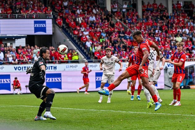 29.08.2026, GER, Fußball, Herren, 2. Bundesliga, 1. FC Heidenheim vs Dynamo Dresden Marcel Costly (Heidenheim, 24) vergibt Torchance frei vor Tim Schreiber (Dresden, 1) Heidenheim Voith-Arena Baden-Württemberg Deutschland *** August 29, 2026, GER, Soccer, Men s, 2. Bundesliga, 1. FC Heidenheim vs. Dynamo Dresden; Marcel Costly (Heidenheim, 24) misses a scoring opportunity with a clear shot on goal against Tim Schreiber (Dresden); 1 Heidenheim Voith Arena, Baden-Württemberg, Germany Copyright: xNordphotox xHafnerx