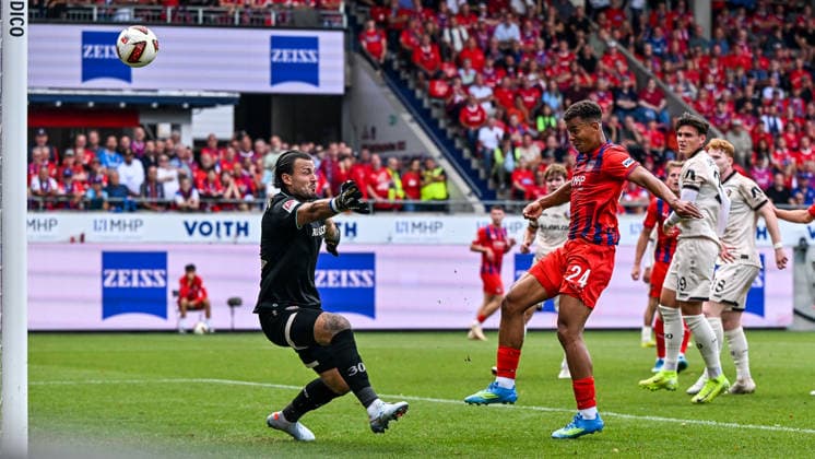 29.08.2026, GER, Fußball, Herren, 2. Bundesliga, 1. FC Heidenheim vs Dynamo Dresden Marcel Costly (Heidenheim, 24) vergibt Torchance frei vor Tim Schreiber (Dresden, 1) Heidenheim Voith-Arena Baden-Württemberg Deutschland *** August 29, 2026, GER, Soccer, Men s, 2. Bundesliga, 1. FC Heidenheim vs. Dynamo Dresden; Marcel Costly (Heidenheim, 24) misses a scoring opportunity with a clear shot on goal against Tim Schreiber (Dresden); 1 Heidenheim Voith Arena, Baden-Württemberg, Germany Copyright: xNordphotox xHafnerx