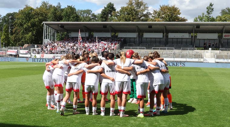 Stuttgart , Google Pixel Frauen-Bundesliga VfB Stuttgart vs. Hamburger SV , VfB macht vor dem Spiel einen Kreis *** Stuttgart, Google Pixel Women s Bundesliga: VfB Stuttgart vs. Hamburger SV; VfB forms a circle before the game