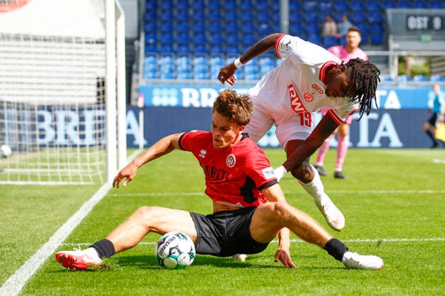 29.08.2026, xavx, Fussball 3.Liga, SV Wehen Wiesbaden - Rot-Weiss Essen v.l. Ben Nink (SV Wehen Wiesbaden), Franci Bouebari (Rot-Weiss Essen) Wiesbaden *** August 29, 2026, xavx, Soccer 3rd Division, SV Wehen Wiesbaden vs. Rot-Weiss Essen; from left: Ben Nink (SV Wehen Wiesbaden), Franci Bouebari (Rot-Weiss Essen), Wiesbaden