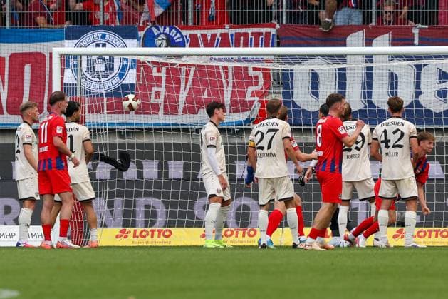 Der Kopfball von Jan Schoeppner 3 (1FC Heidenheim 1846), rechts, schlaegt zum 1:1 im Tor der Dynamo ein, 1. FC Heidenheim 1846 vs. SG Dynamo Dresden, Fussball, Maenner, 2. Bundesliga, Saison 2026 2027, Hinrunde, 3. Spieltag, 29.08.2026 DFB regulations prohibit any use of photographs as image sequences and or quasi-video Heidenheim Baden-Wuerttemberg Deutschland *** Jan Schoeppner s header (3, 1. FC Heidenheim 1846, right) finds the back of the Dynamo net to tie the score at 1-1, 1 FC Heidenheim 1846 vs. SG Dynamo Dresden, soccer, men’s, 2. Bundesliga, 2026–2027 season, First Half of the Season, Matchday 3, August 29, 2026. DFB regulations prohibit any use of photographs as image sequences and or quasi-video. Heidenheim, Baden-Württemberg, Germany Copyright: xkolbert-press MartinxAgüerax