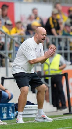 29.08.2026, Tivoli, Aachen, GER, 3. Liga, 3. Spieltag: Alemannia Aachen vs SV Meppen, Lucas Beniermann (Trainer SV Meppen) gestikuliert, klatscht DFL REGULATIONS PROHIBIT ANY USE OF PHOTOGRAPHS AS IMAGE SEQUENCES AND OR QUASI-VIDEO. Aachen NRW Tivoli