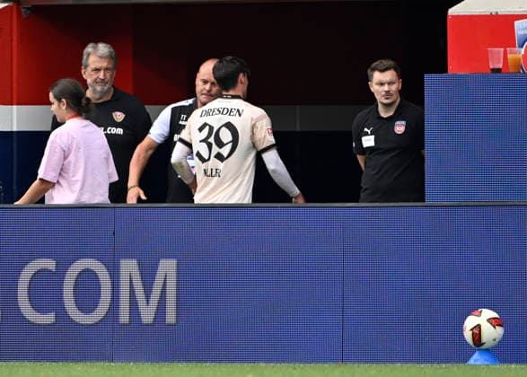 Schiedsrichter Referee Felix Bickel (nicht im Bild) schickt Thomas Keller SG Dynamo Dresden SGD (39) mit Gelb-roter Karte Platzverweis in die Kabine 1. FC Heidenheim 1846 FCH vs SG Dynamo Dresden SGD 29.08.2026 DFL REGULATIONS PROHIBIT ANY USE OF PHOTOGRAPHS AS IMAGE SEQUENCES AND OR QUASI-VIDEO 1. FC Heidenheim 1846 FCH vs SG Dynamo Dresden SGD *** Referee Felix Bickel (not shown in the frame) sends Thomas Keller of SG Dynamo Dresden (SGD) off with a yellow-red card; 1 FC Heidenheim 1846 (FCH) vs. SG Dynamo Dresden (SGD), August 29, 2026, DFL Regulations PROHIBIT ANY USE OF PHOTOGRAPHS AS IMAGE SEQUENCES AND OR QUASI-VIDEO 1 FC Heidenheim 1846 FCH vs. SG Dynamo Dresden SGD