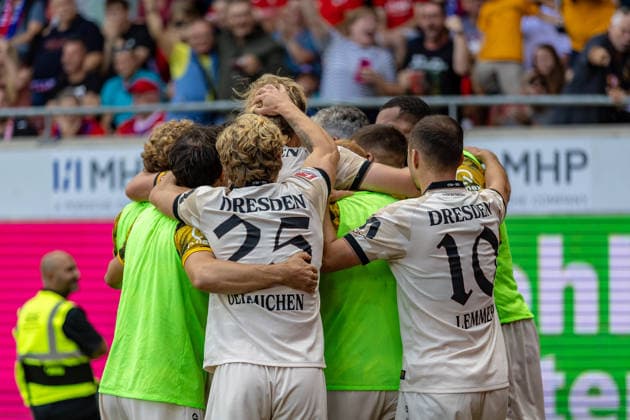Tor Torjubel Jubel Freude Emotionen Mimik Gestik 1:2 Robert Wagner (SG Dynamo Dresden, 18) feiert mit Team, GER, 1.FC Heidenheim vs. SG Dynamo Dresden, Fussball, 2. Bundesliga, 03. Spieltag, Spielzeit 2026 2027, 29.08.2026, DFL DFB REGULATIONS PROHIBIT ANY USE OF PHOTOGRAPHS AS IMAGE SEQUENCES AND OR QUASI-VIDEO, GER, 1.FC Heidenheim vs. SG Dynamo Dresden, Fussball, 2. Bundesliga, 03. Spieltag, Spielzeit 2026 2027, 29.08.2026 Heidenheim *** Goal Goal celebration Cheering Joy Emotions Facial expressions Gestures 1 2 Robert Wagner SG Dynamo Dresden, 18 celebrates with the team, GER, 1. FC Heidenheim vs. SG Dynamo Dresden, Soccer, 2. Bundesliga, Matchday 03, 2026–2027 season, August 29, 2026, DFL and DFB regulations prohibit any use of photographs as image sequences and or quasi-video, GER, 1 FC Heidenheim vs. SG Dynamo Dresden, soccer, 2. Bundesliga, Matchday 3, 2026–2027 season, August 29, 2026, Heidenheim Copyright: xEibner-Pressefoto JanixPlessx EP_JPL