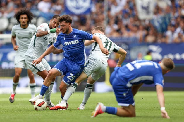 Vinicius Souza (VFL Wolfsburg), Lilian Egloff (Karlsruher SC) und Yannick Gerhardt (VFL Wolfsburg) im Zweikampf waehrend des Spiels der 2. Bundesliga zwischen Karlsruher SC und VfL Wolfsburg, BBBank Wildpark am 29. August 2026 in Karlsruhe, Deutschland. (Foto von Oliver Kaelke DeFodi Images) +++ Vinicius Souza (VFL Wolfsburg), Lilian Egloff (Karlsruher SC) und Yannick Gerhardt (VFL Wolfsburg) battle for the ball during the 2nd Bundesliga match between Karlsruher SC and VfL Wolfsburg at BBBank Wildpark on August 29, 2026 in Karlsruhe, Germany. (Photo by Oliver Kaelke DeFodi Images) DFB DFL REGULATIONS PROHIBIT ANY USE OF PHOTOGRAPHS AS IMAGE SEQUENCES AND OR QUASI-VIDEO. (Photo by Oliver Kaelke DeFodi Images) - *** Vinicius Souza (VFL Wolfsburg), Lilian Egloff (Karlsruher SC), and Yannick Gerhardt (VFL Wolfsburg) in a tackle during the 2. Bundesliga match between Karlsruher SC and VfL Wolfsburg, BBBank Wildpark on August 29, 2026, in Karlsruhe, Germany. Photo by Oliver Kaelke, DeFodi Images. Vinicius Souza of VFL Wolfsburg, Lilian Egloff of Karlsruher SC and Yannick Gerhardt of VFL Wolfsburg battle for the ball during the 2. Bundesliga match between Karlsruher SC and VfL Wolfsburg at BBBank Wildpark on August 29, 2026 in Karlsruhe, Germany. Photo by Oliver Kaelke, DeFodi Images. DFB and DFL regulations prohibit any use of photographs as image sequences and or quasi-video. Photo by Oliver Kaelke, DeFodi Images